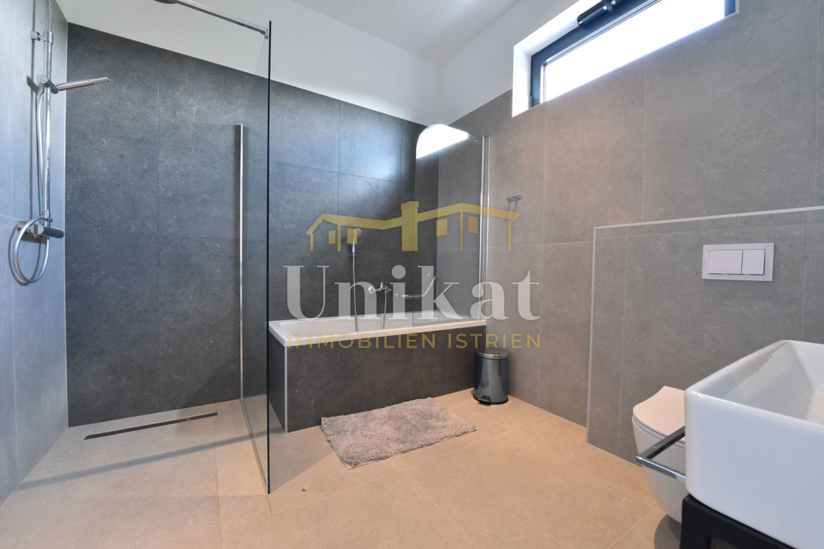 Moderna vila obdana z zelenjem in z razgledom na morje